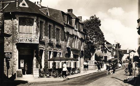 Sélectionnez (click gauche) la carte postale pour l'afficher en grand format