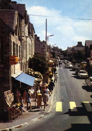 Sélectionnez (click gauche) la carte postale pour l'afficher en grand format