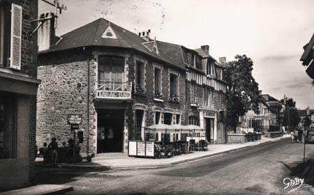 Sélectionnez (click gauche) la carte postale pour l'afficher en grand format